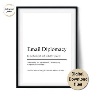 以下が含まれることがあります： 黒い文字で「Email Diplomacy」と書かれた額入りのプリント。定義には「office etiquette」と、電子メールの怒りのユーモラスな翻訳が含まれています。プリントには「Digital Download files」という文字も含まれています。