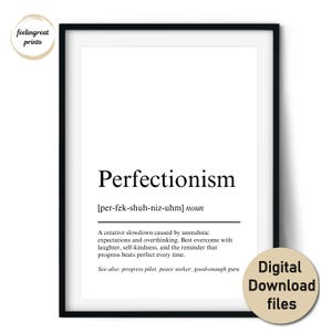 Puede incluir: Impresión enmarcada con la palabra "Perfeccionismo" en negrita y su pronunciación fonética. La definición lo describe como una desaceleración creativa. Una pegatina circular dice "Archivos de descarga digital".