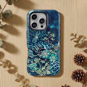 Puede incluir: Una funda de teléfono azul con un diseño floral y de libélula decorativo. La funda presenta una mezcla de patrones, incluyendo un estampado de leopardo y un fondo texturizado. Los elementos florales son en tonos turquesa y azul.