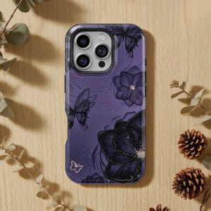 Può includere: Una custodia per telefono viola con un design floreale e a farfalla. La custodia ha uno sfondo viola scuro con fiori e farfalle nere. Il design include accenti glitterati e un bordo trasparente.