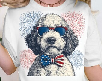 Goldendoodle patriottico in formato PNG, illustrazione di un cane per il 4 luglio, cucciolo degli Stati Uniti con fiocco a stelle e strisce in formato PNG, disegno a sublimazione di un cane americano