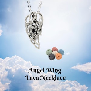Puede incluir: Un collar con colgante de ala de ángel plateada con una cadena delicada. El colgante es hueco, con un interior oscuro. Varias cuentas de lava coloridas se muestran junto al collar. El texto "Angel Wing Lava Necklace" está en la parte inferior.