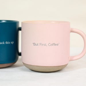 Graverad keramikmugg med din text, Anpassad keramikmugg med kaffe, Graverad presentmugg, Anpassade presentidéer, Inflyttningspresent bild 2