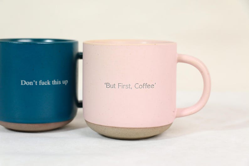 Graverad keramikmugg med din text, Anpassad keramikmugg med kaffe, Graverad presentmugg, Anpassade presentidéer, Inflyttningspresent bild 2