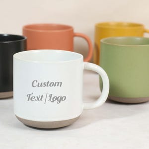 Graverad keramikmugg med din text, Anpassad keramikmugg med kaffe, Graverad presentmugg, Anpassade presentidéer, Inflyttningspresent bild 4
