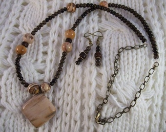 Women’s/Men’s Faux Wood Beaded Pendant Necklace & Earring Set