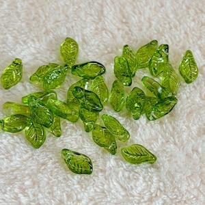 Gröna lövpärlor, 7 mm * 12 mm, glas