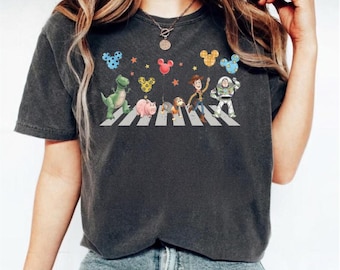 Camiseta retro de Toy Story Crossing / Camiseta retro de personajes Disney / Camiseta de Woody, Buzz, Rex, Hamm y Slinky / Regalo para vacaciones familiares en Disney