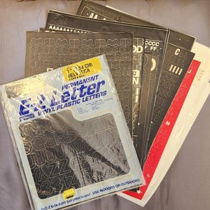 16 folhas de letras de plástico de vinil vintage impressas ~ Preto ~ Branco ~ Vermelho ~ Algumas folhas não utilizadas ~ Muitas parcialmente usadas