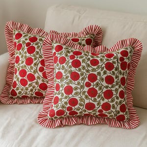 Rött blommigt örngott med volangkanter – Cottagecore plädkudde, kuddfodral i vintagestil, lantlig inredning, dekorativt örngott
