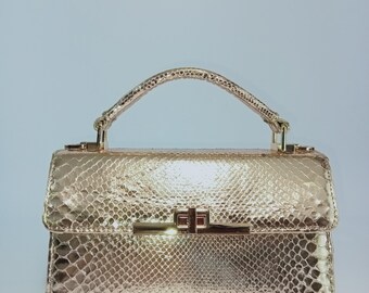 Handtasche aus goldenem Schlangenleder: Echtes Leder, handgefertigtes Damenaccessoire, eine luxuriöse kleine Tasche