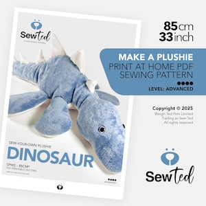 Peut inclure: Un jouet dinosaure en peluche bleu clair, d'environ 85 cm de long, avec des accents blancs. L'image montre également un patron de couture pour le dinosaure, avec le texte "Make a Plushie" et "Print at Home PDF Sewing Pattern."