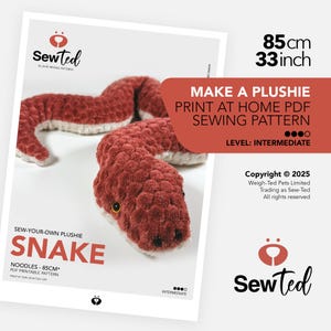 Peut inclure: Un serpent en peluche rouge et crème, d'environ 85 cm de long, est présenté sur un fond blanc. L'image comprend un patron de couture pour un serpent en peluche, avec le texte "Make a Plushie Print at Home PDF Sewing Pattern".