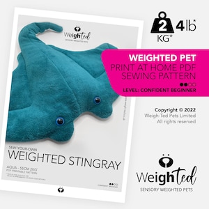 Puede incluir: Un peluche de manta raya turquesa con ojos azules, exhibido sobre un fondo blanco. La imagen incluye un patrón de costura PDF imprimible para el juguete, etiquetado como "Aqua - 55cm 2KG". El patrón es para principiantes seguros.
