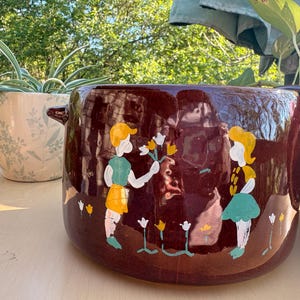 Vintage West Bend Bohnentopf mit Deckel, braun glasierter Topf, holländische Szene Keramik, Bauernhaus-Küchendekor, Mid-Century-Küche