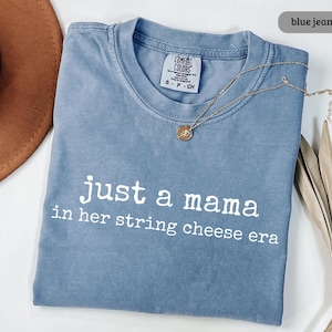 Camisetas "Just A Mama In Her String Cheese Era", camisa de colores cómodos con queso en hebras, gráfico de maternidad de moda, Día de la Madre, regalo para mamá
