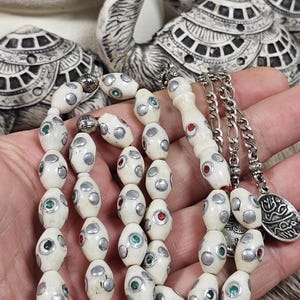 Tasbih av kamelben – handgjord elegans, tidlöst arv, inläggningar av turkos och safirkristall med rund antimon