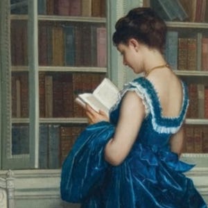Pu&ograve; includere: Un dipinto di una persona con capelli scuri raccolti in uno chignon, che indossa un abito blu vibrante con scollo quadrato e bordo bianco a balze, mentre tiene un libro aperto davanti a un'alta libreria in legno piena di volumi.