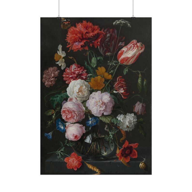 Puede incluir: Una pintura de bodeg&oacute;n presenta un fondo oscuro con un jarr&oacute;n de cristal lleno de un vibrante ramo de flores rojas, rosas, blancas y amarillas. Un peque&ntilde;o caracol descansa sobre la repisa oscura cerca de la base del jarr&oacute;n y una mariposa es visible cerca de la parte superior.