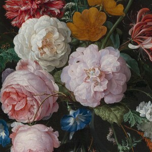 Puede incluir: Una pintura al &oacute;leo detallada de un arreglo floral con grandes rosas blancas, rosas y rojas, una flor naranja brillante y una peque&ntilde;a gloria de la ma&ntilde;ana azul. Hojas verdes, tallos y una peque&ntilde;a oruga son visibles sobre un fondo oscuro.