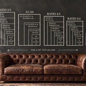 Puede incluir: Un sof&aacute; de cuero capiton&eacute; marr&oacute;n situado bajo un gr&aacute;fico de pared que muestra varias proporciones de impresi&oacute;n, incluyendo 2:3, A1-A4, 4:5, 3:4 y 11x14. El gr&aacute;fico enumera las dimensiones en pulgadas y cent&iacute;metros, indicando 213 cm.