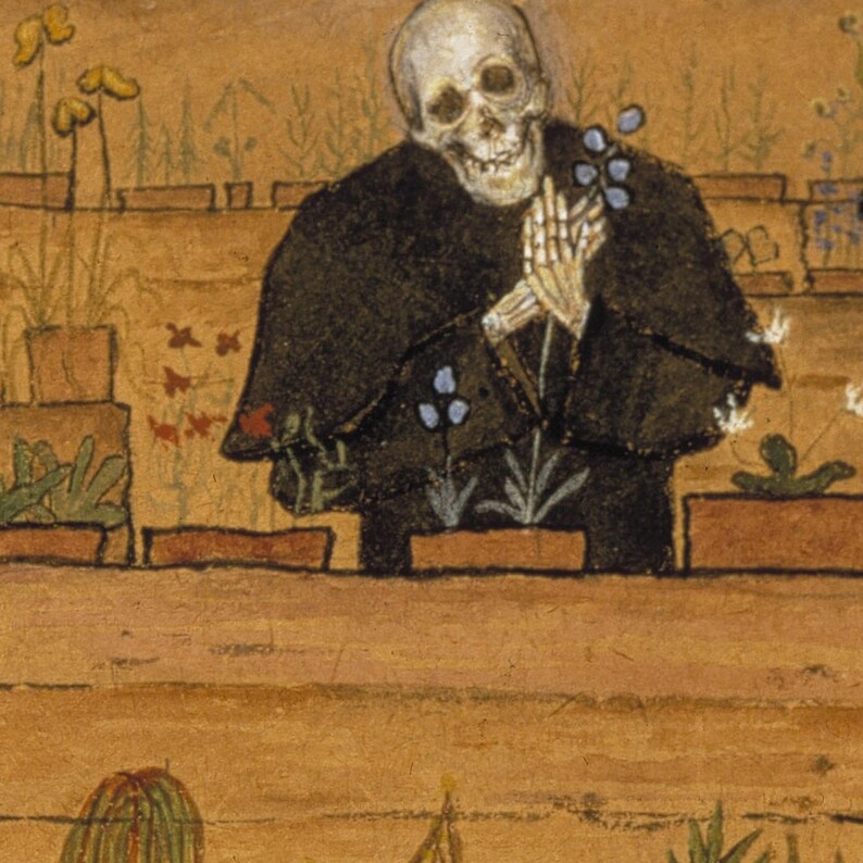 Puede incluir: Una pintura de un esqueleto con una t&uacute;nica negra y las manos juntas. La figura est&aacute; situada detr&aacute;s de una serie de macetas rectangulares con diversas plantas verdes y peque&ntilde;as flores azules, rojas y blancas sobre un fondo de color tostado.