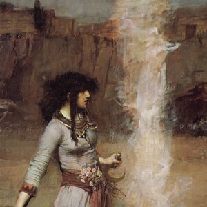 Pu&ograve; includere: Un dipinto a olio raffigurante una persona dai capelli scuri che indossa un indumento a maniche lunghe di colore chiaro con una fascia scura e accenti floreali. La persona tiene un piccolo oggetto vicino a una colonna di fumo bianco.