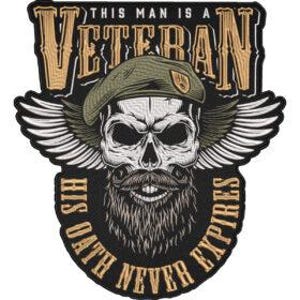 Op de afbeelding: Geborduurde patch met een schedel met een groene baret en vleugels, met de tekst "THIS MAN IS A VETERAN HIS OATH NEVER EXPIRES" in goud en zwart. De schedel heeft een lange, grijze baard en snor.