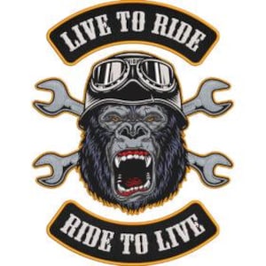 Può includere: Toppa ricamata con un gorilla che indossa un casco e occhiali da moto vintage, con chiavi inglesi incrociate dietro la testa. I testi "LIVE TO RIDE" e "RIDE TO LIVE" sono arcuati sopra e sotto il gorilla.