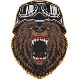 Può includere: Toppa ricamata raffigurante un orso ruggente con un casco da aviatore vintage con occhiali. L'orso ha la pelliccia marrone, un'espressione ringhiosa e denti visibili. Il casco è nero con dettagli bianchi e argentati.