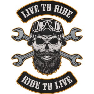 Könnte beinhalten: Gestickter Aufnäher mit einem Totenkopf, der einen Motorradhelm und eine Brille trägt, mit langem Bart und Schnurrbart. Gekreuzte Schraubenschlüssel befinden sich hinter dem Totenkopf. Der Aufnäher hat die Worte "LIVE TO RIDE" und "RIDE TO LIVE" in Weiß auf Schwarz.