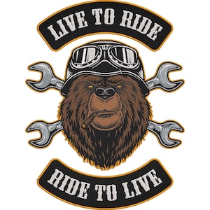 Puede incluir: Parche bordado con un oso que lleva un casco y gafas de motorista, con un cigarro en la boca. Dos llaves inglesas se cruzan detrás de la cabeza del oso. Los textos "LIVE TO RIDE" y "RIDE TO LIVE" están en blanco sobre pancartas negras.