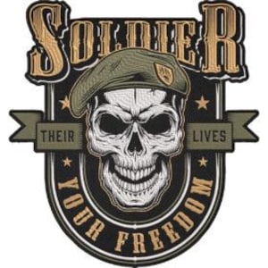 Op de afbeelding: Geborduurde patch met een schedel die een groene baret draagt. De patch heeft het woord "SOLDIER" boven de schedel en de woorden "YOUR FREEDOM" eronder. De tekst "THEIR LIVES" staat op een banner.