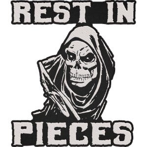 Może przedstawiać: Haftowana naszywka z czarno-białym motywem czaszki z kapturem. Nad czaszką napis "REST IN", a pod nią "PIECES". Projekt jest szczegółowy i ma teksturowaną powierzchnię.