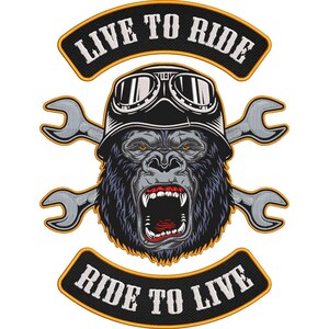 Könnte beinhalten: Gestickter Aufnäher mit einem Gorilla, der einen Motorradhelm und eine Schutzbrille trägt, mit gekreuzten Schraubenschlüsseln hinter seinem Kopf. Der Aufnäher hat die Worte "LIVE TO RIDE" und "RIDE TO LIVE" in Weiß auf Schwarz.