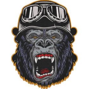 Può includere: Toppa ricamata con un'illustrazione dettagliata di un gorilla con un casco e occhiali da aviatore vintage. La bocca del gorilla è aperta. La toppa ha una combinazione di colori nero, grigio e giallo.