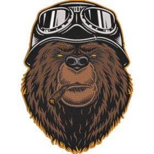 Può includere: Toppa ricamata raffigurante un orso bruno con casco e occhiali da aviatore neri, con un sigaro in bocca. L'orso ha un'espressione seria ed è bordato d'oro.