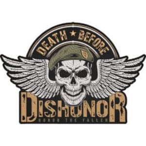 Peut inclure: Un écusson avec un crâne portant un béret vert, des ailes et les mots "DEATH BEFORE DISHONOR" en arc de cercle. Le mot "DISHONOR" est en dessous du crâne, avec "HONOR THE FALLEN" en dessous.