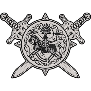 Op de afbeelding: Een zwart-witte geborduurde patch met een rond schild met een centraal paardenfiguur, een Valknut-symbool en twee raven. Het schild is geplaatst over twee gekruiste zwaarden met gedetailleerde gevesten en puntige bladen, alles omlijnd in het zwart.