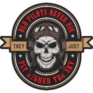 Peut inclure: Écusson brodé représentant un crâne portant un casque et des lunettes d'aviateur vintage. Le patch circulaire porte l'inscription "OLD PILOTS NEVER DIE THEY JUST FLY HIGHER THE SKY" en rouge et noir. Une bannière beige indique "THEY JUST".