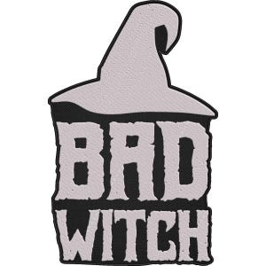 Könnte beinhalten: Ein Aufnäher mit den Worten "BAD WITCH" in weißer, stilisierter Schrift. Der Text ist vor einem schwarzen Hintergrund platziert und wird von einem hellgrauen Hexenhut gekrönt.