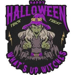 Könnte beinhalten: Ein Halloween-Patch mit einer grün-häutigen Hexe mit lila Hut und Kleid, die einen Daumen hoch zeigt. Der Patch enthält die Worte "HAPPY HALLOWEEN" und "WHAT'S UP WITCHES" in Lila, mit "TRICK" und "TREAT" auf beiden Seiten. Der Hintergrund ist schwarz.