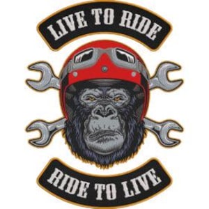 Può includere: Toppa ricamata raffigurante un gorilla con un casco da moto rosso con occhiali, chiavi inglesi incrociate e la scritta "LIVE TO RIDE" e "RIDE TO LIVE" in bianco e nero. Il gorilla ha un'espressione severa.