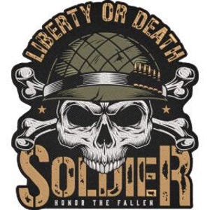 Può includere: Toppa ricamata con un teschio che indossa un elmetto militare. Il testo "LIBERTÀ O MORTE" è sopra e "SOLDATO ONORA I CADUTI" sotto. Il design include ossa incrociate e stelle.