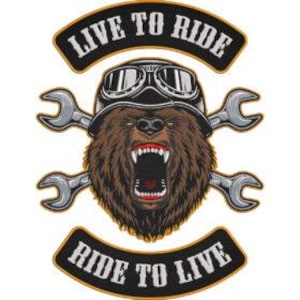 Peut inclure: Écusson brodé représentant un ours brun portant un casque et des lunettes de moto, avec des clés croisées. Le texte "LIVE TO RIDE" et "RIDE TO LIVE" est affiché dans une bannière incurvée.