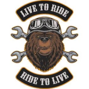 Peut inclure: Écusson brodé représentant un ours portant un casque et des lunettes de moto, avec des clés croisées derrière sa tête. Les textes "LIVE TO RIDE" et "RIDE TO LIVE" sont affichés sur des bannières incurvées.