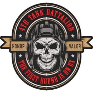 Peut inclure: Écusson brodé circulaire avec un crâne portant un casque de char. Le patch comprend le texte "4TH TANK BATTALION" et "THE FIRST ROUND IS ON US". Les mots "HONOR" et "VALOR" sont également inclus.