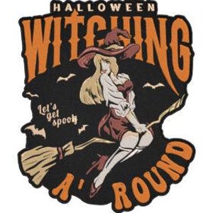 Könnte beinhalten: Ein Halloween-Patch mit einer Cartoon-Hexe auf einem Besen. Die Hexe hat blondes Haar, ein rotes Kleid und einen spitzen Hut. Der Patch enthält den Text "Halloween", "Witching A' Round" und "Let's get spooky". Der Hintergrund ist schwarz mit orangefarbenen Akzenten.