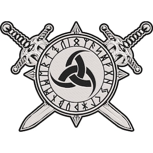 Peut inclure: Un écusson brodé en noir et blanc représentant un bouclier circulaire central avec un symbole triquetra entouré d'un anneau de caractères runiques. Deux épées croisées aux gardes détaillées sont placées derrière le bouclier, créant un motif symétrique.