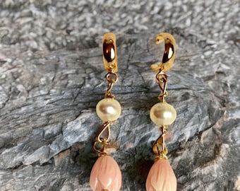 Handgemachte Hawaiianische Pikake Ohrringe mit Süßwasserperle, Gold Hoop Ohrringe, Hawaiianische Ohrringe, Made By Natashaaloha